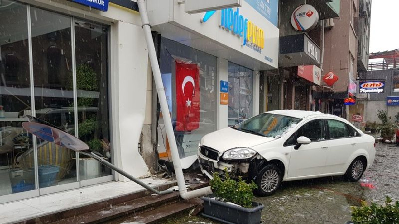 Otomobil iş yerine girdi: 1 yaralı