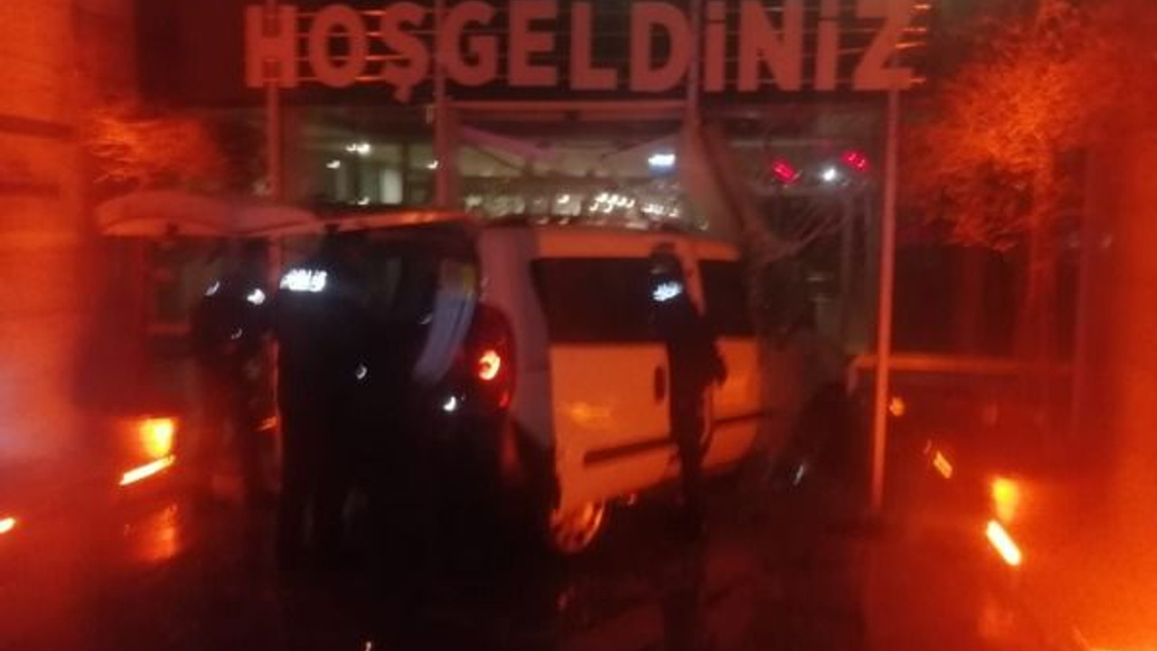 Polisten kaçarken belediye binasına daldı
