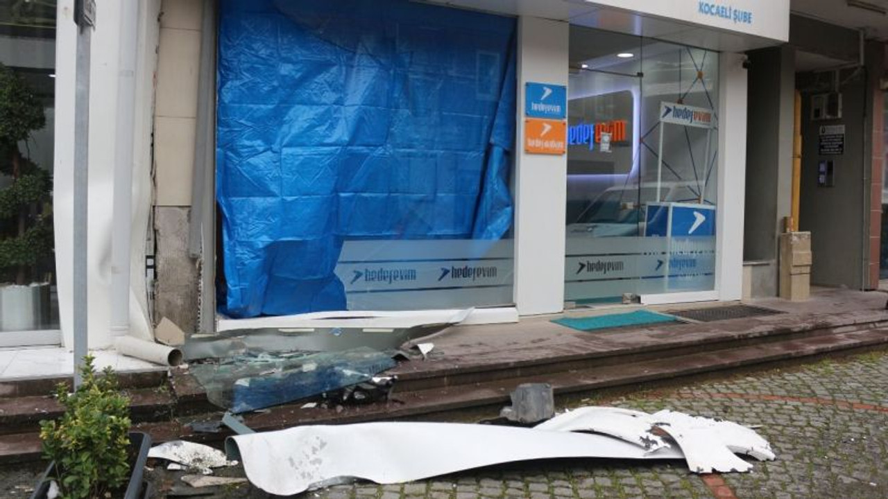 Önce otomobile çarptı sonra iş yerine daldı!