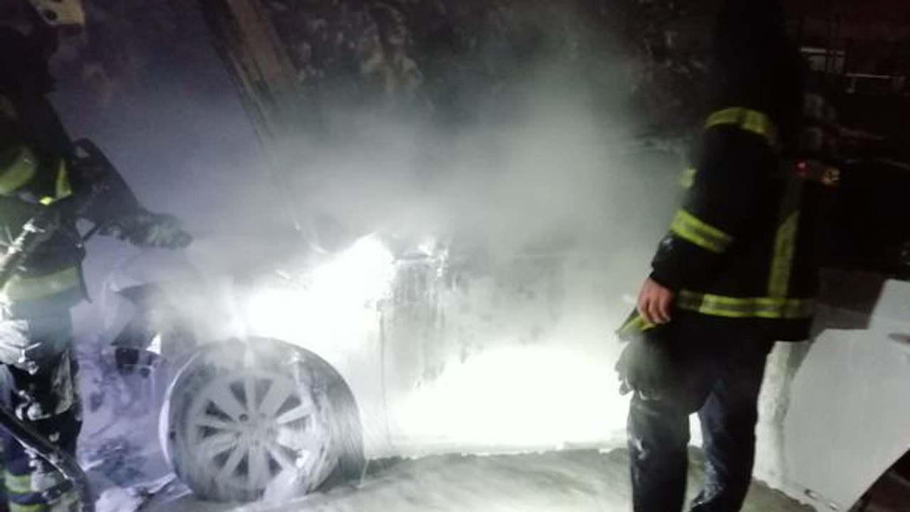 Seyir halindeki araç alev alev yandı