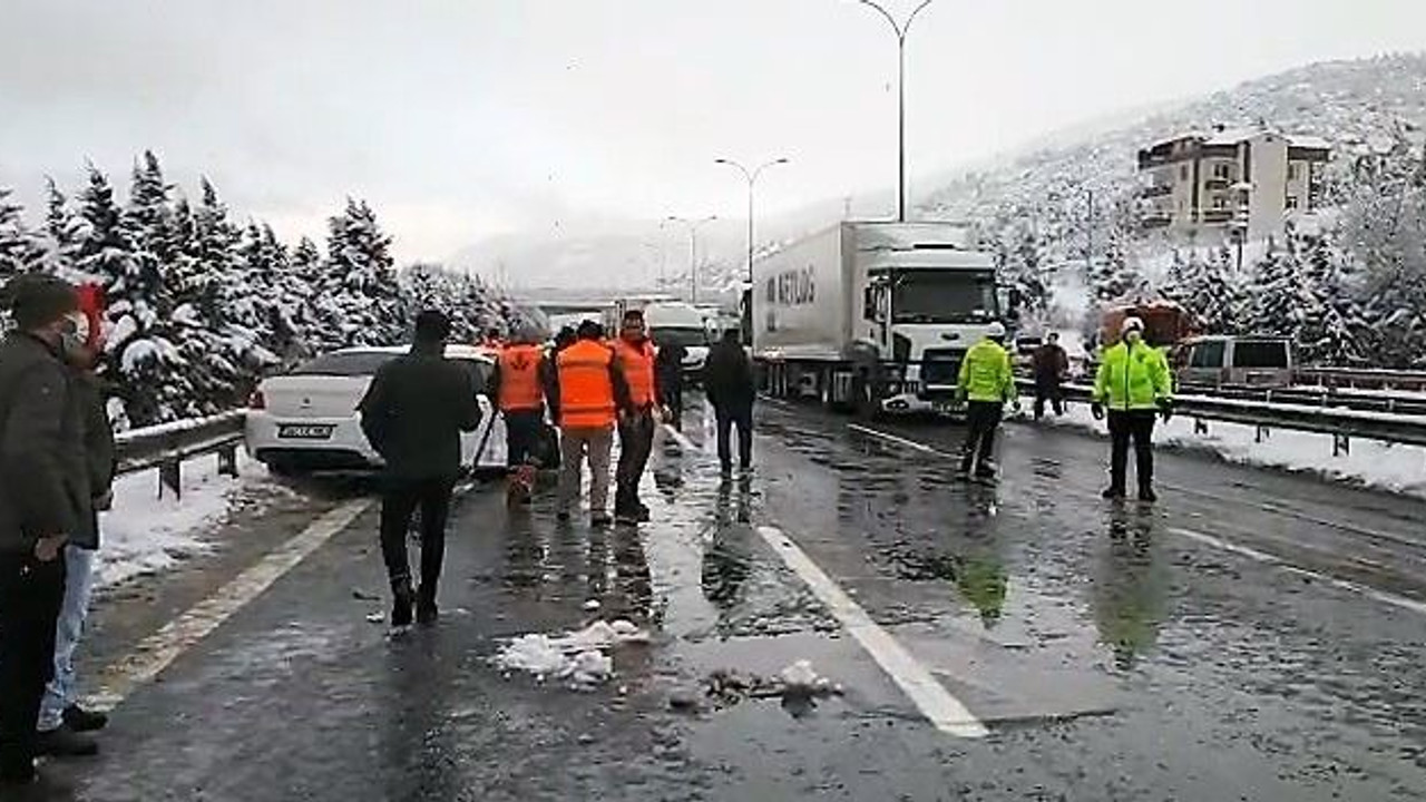 TEM'de zincirleme kar kazası!