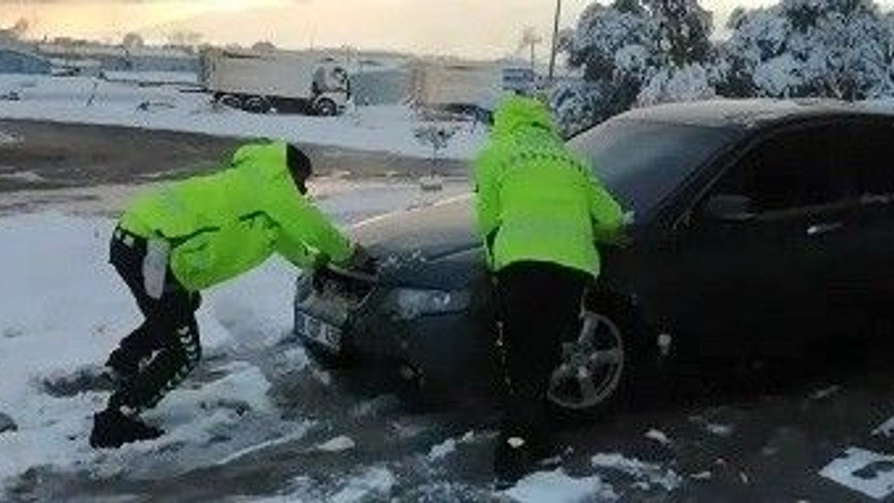 Yolda kalan sürücülerin yardımına koştular