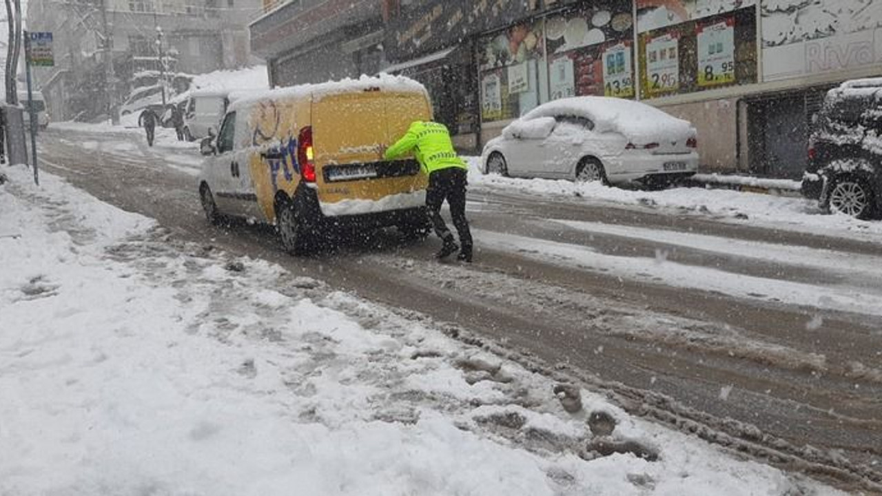 Karda kayan araçlara polisler omuz verdi
