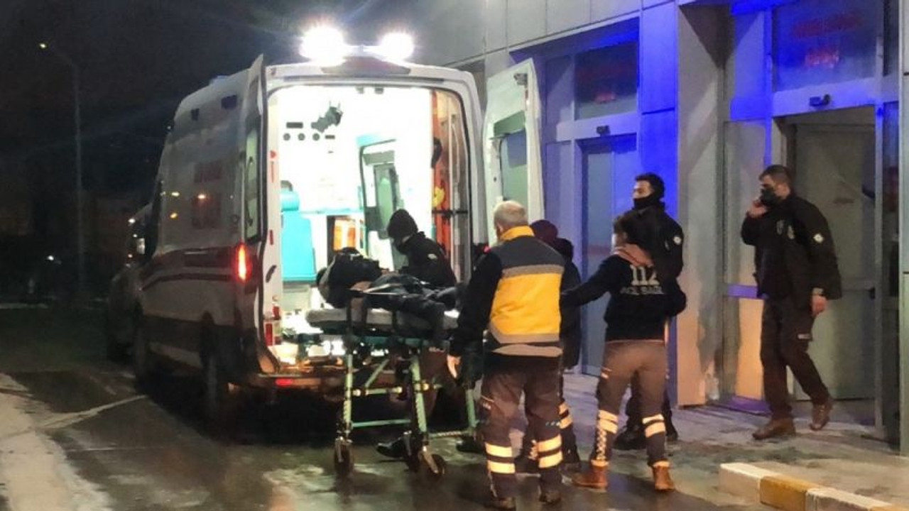 Kocaeli'de polisler, şikayet üzerine gittikleri evde bıçaklandı