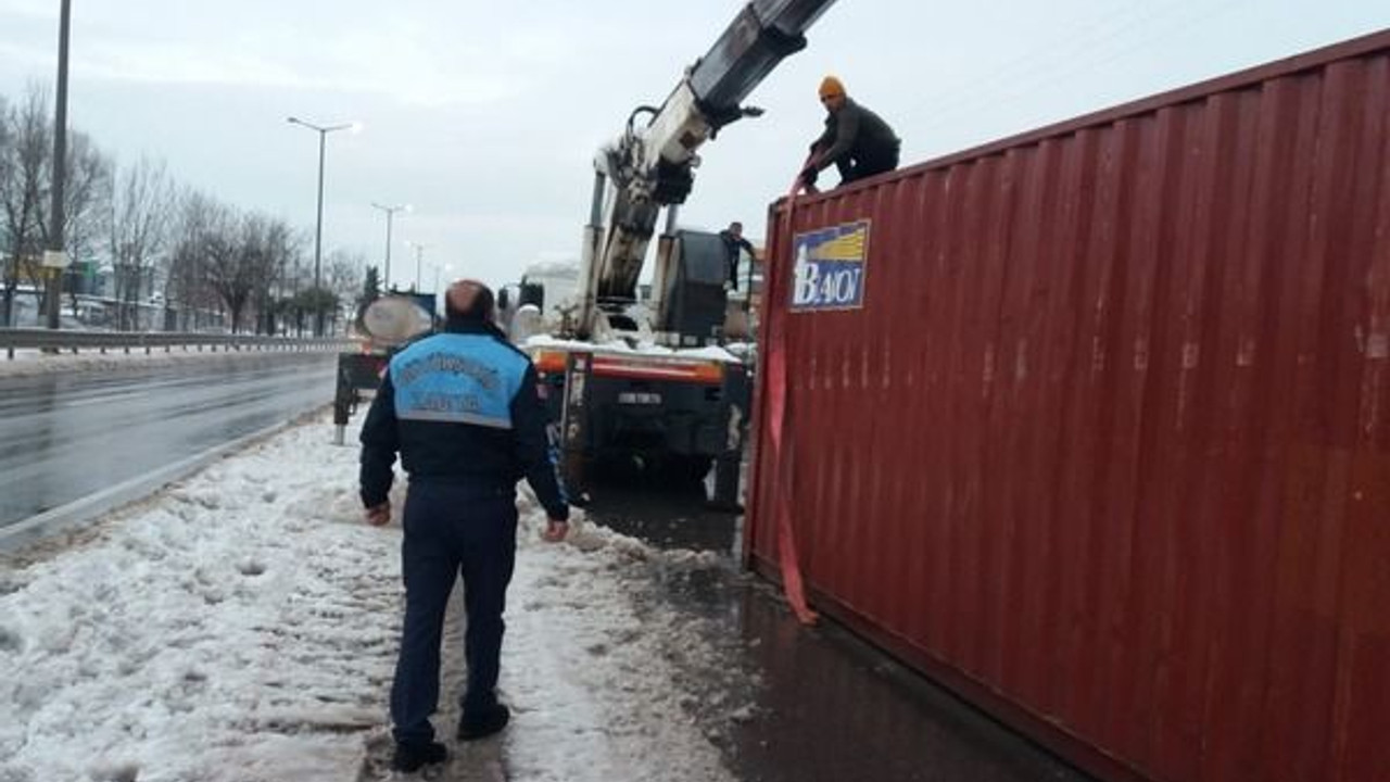 Konteyner yola devrildi!
