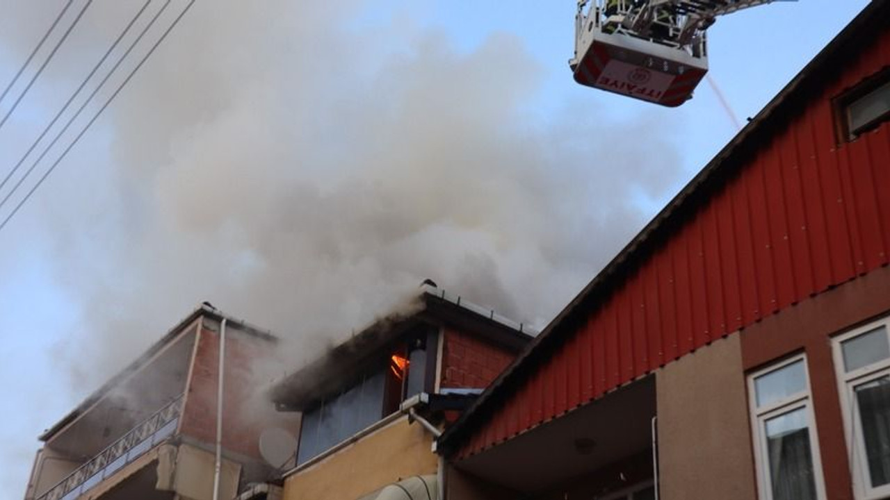3 katlı binanın çatısı alev alev yandı 2 kişi sinir krizine girdi
