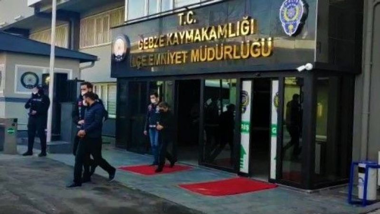 Kendilerini polis ve savcı olarak tanıtıp 215 bin lira dolandırdılar