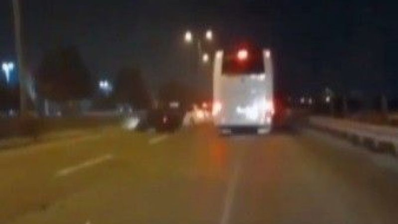 Kazayı izlemek için yavaşlayan otomobile otobüs çarptı