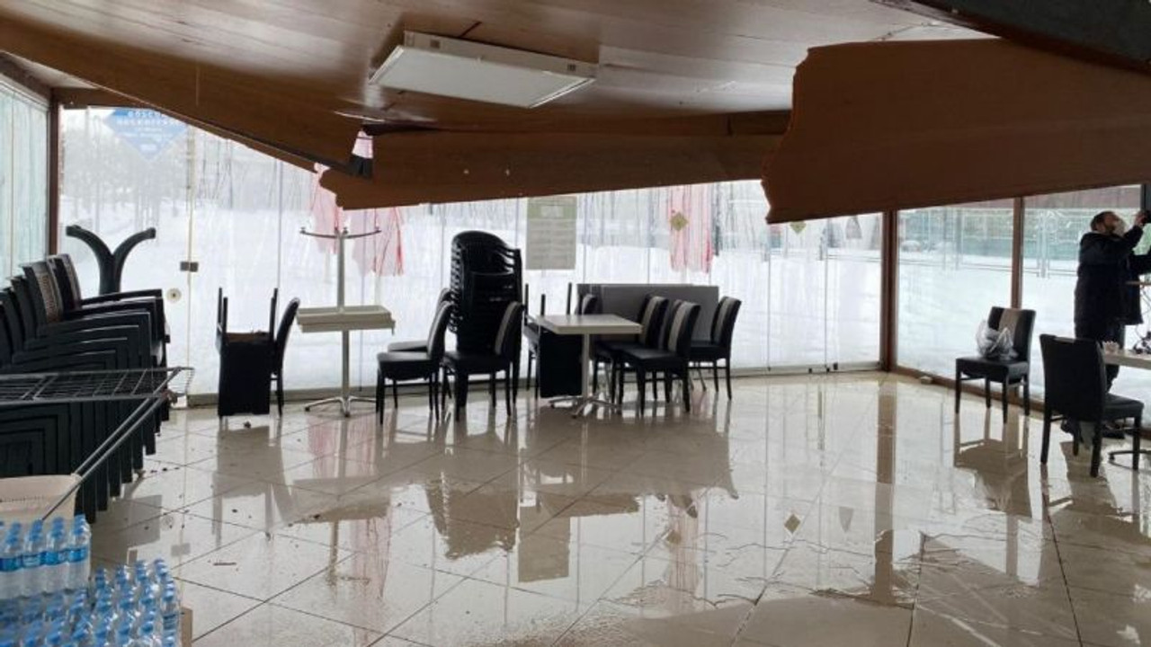 Karın ağırlığına dayanamayan kafe çöktü