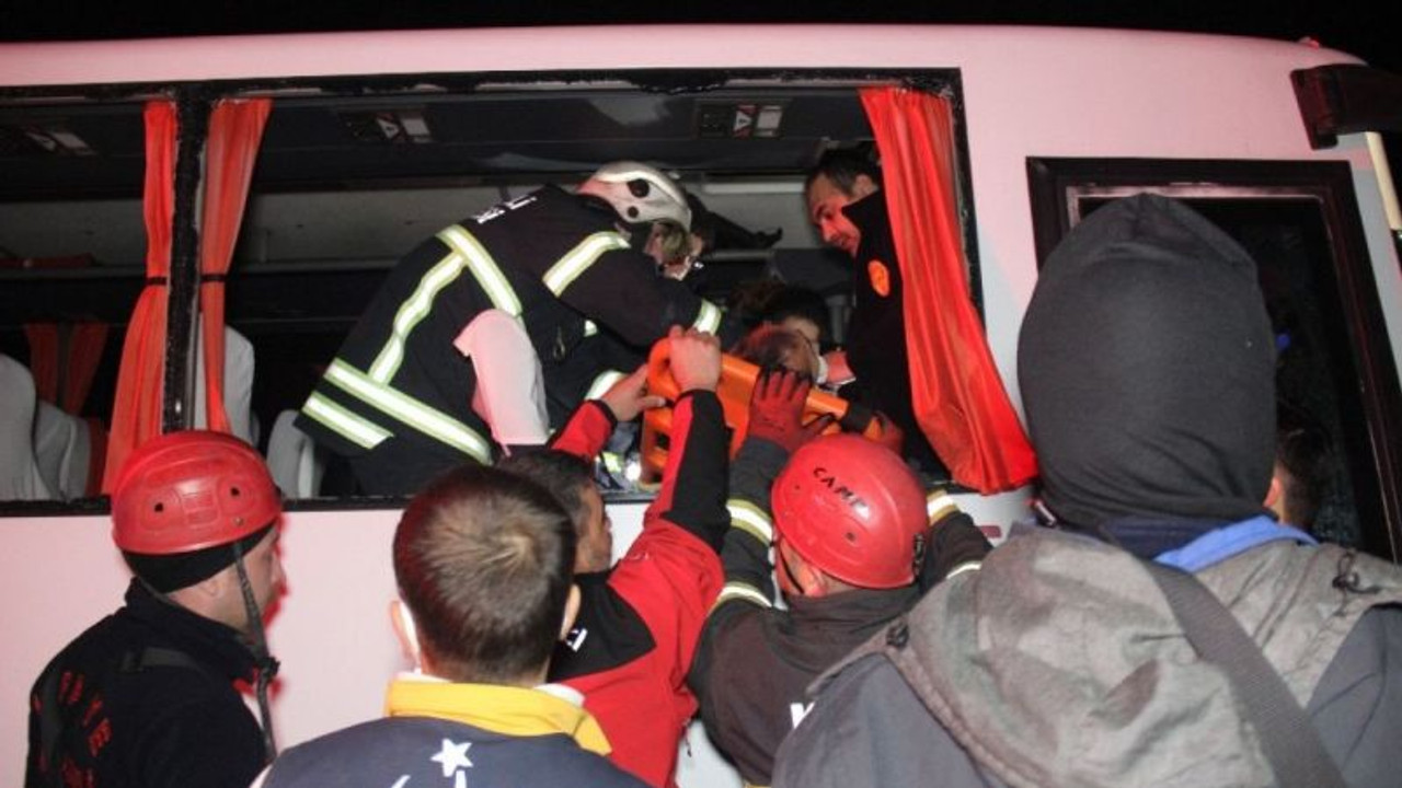 D100’de halk otobüsü tıra çarptı: 6 yaralı