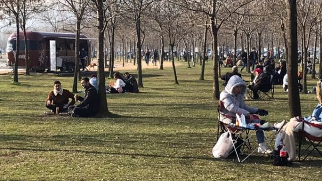Sandalyesini kapan oraya koşuyor!