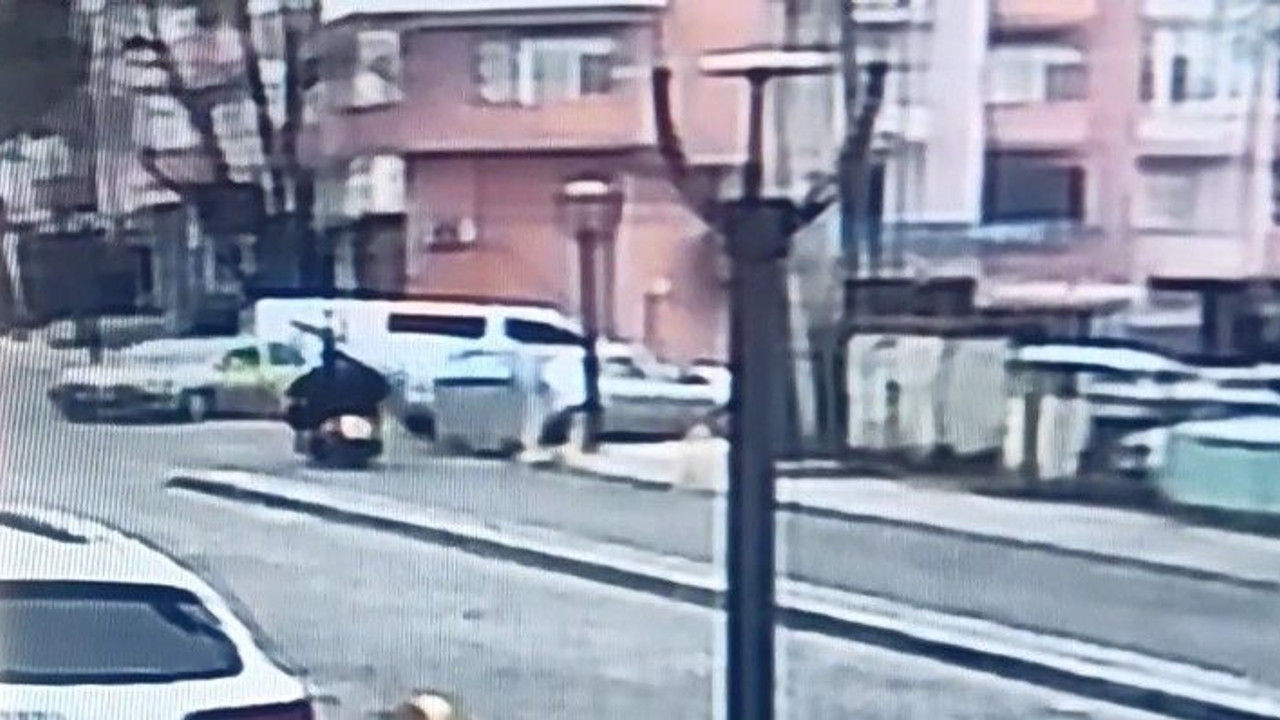 Sürücünün yola savrulduğu kaza anı kamerada