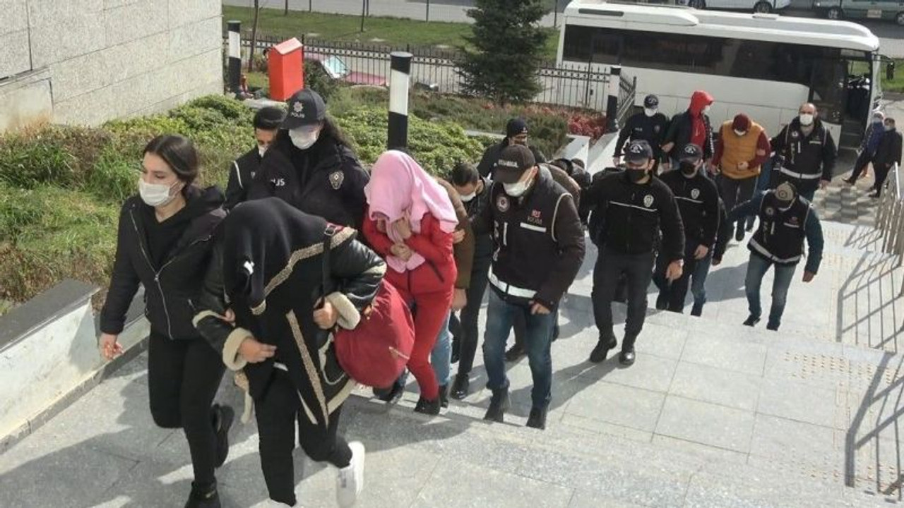 ATM’lere sahte para yükleyip vurgun yapan 9 kişi tutuklandı
