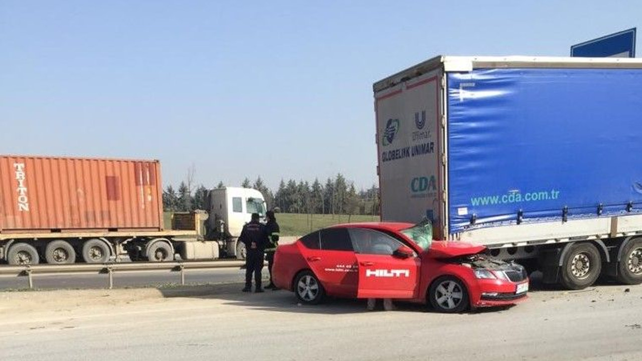 Park halindeki tıra çarptı, otomobilde sıkıştı