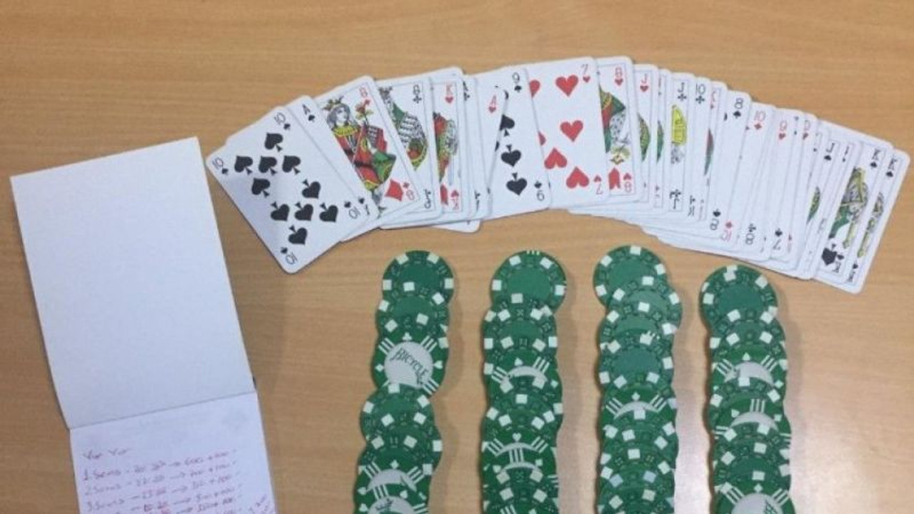 Sokağa çıkma kısıtlamasında 19 kişi kumar oynarken yakalandı