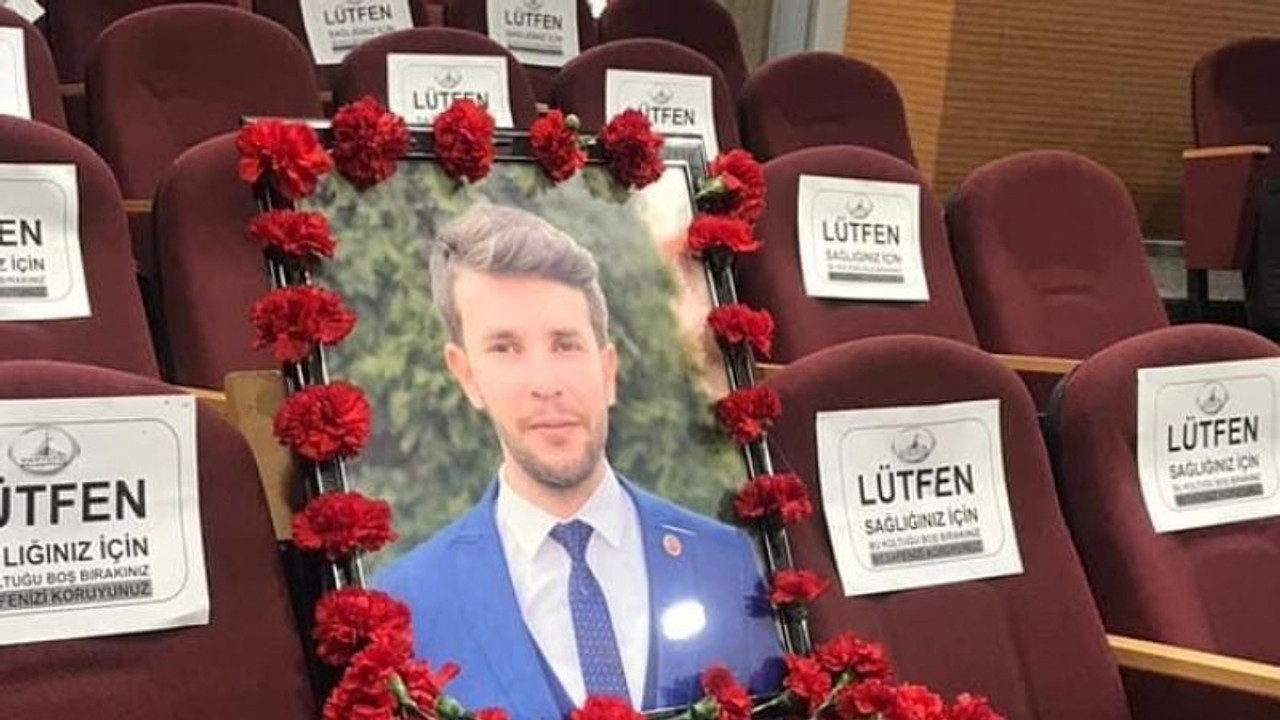 Tugay’sız ilk Meclis Yerini karanfiller aldı