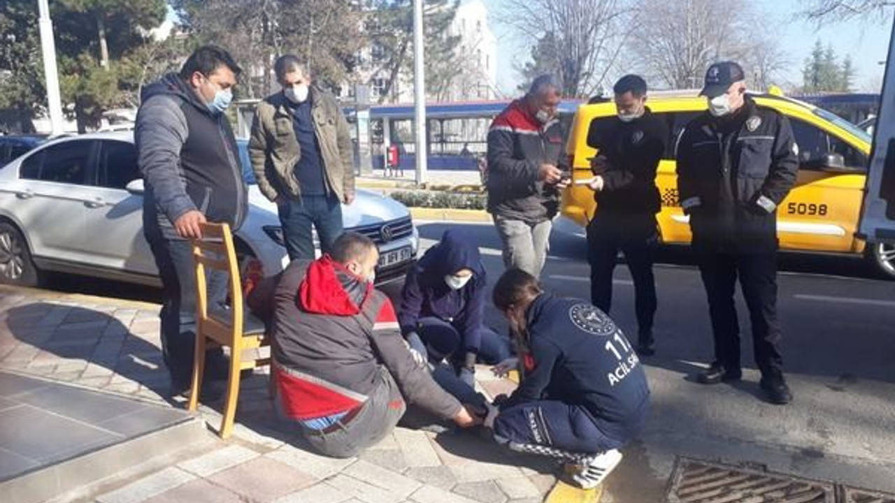 Yaslandığı araç hareket edince altında kaldı!