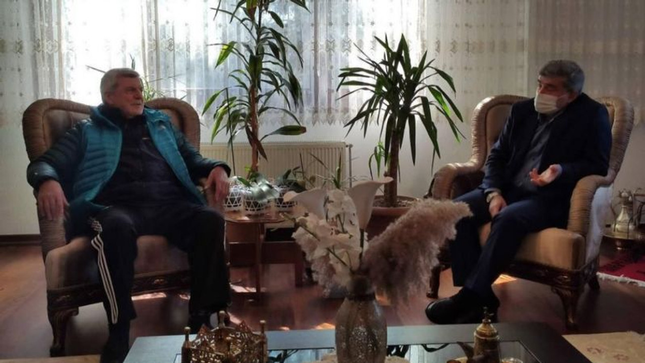 Vekili de pijamayla karşılamazsın be!