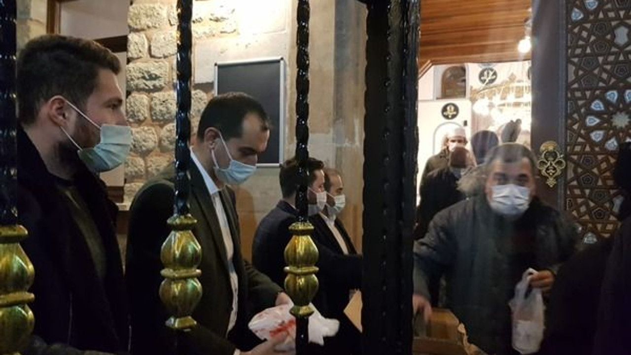 AKP’liler 9 bin kutu kandil simidi dağıttı