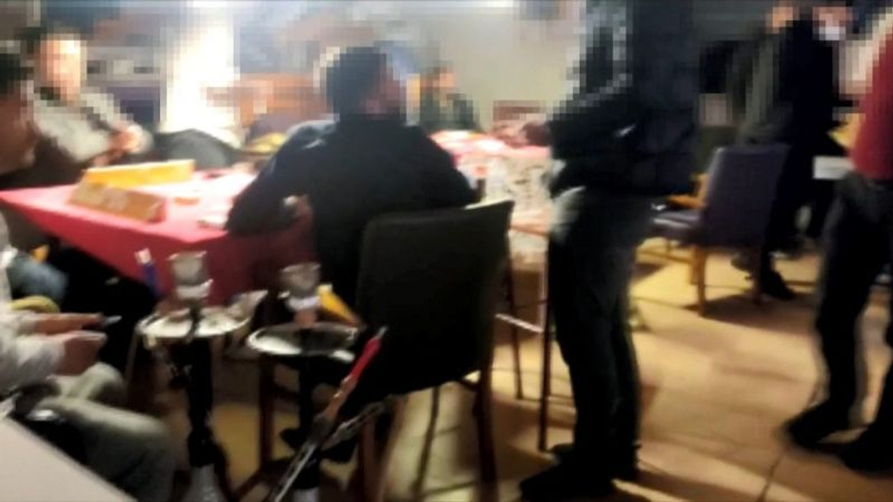 Nargile içip okey oynayanlara baskın