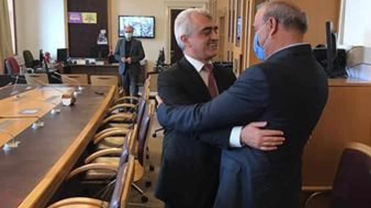 Karavar ve Gergerlioğlu kucaklaştı