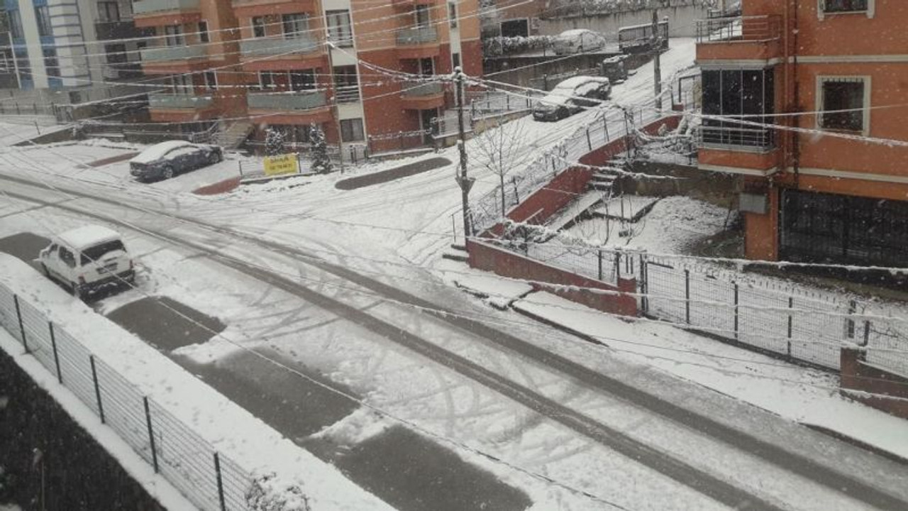 İzmit güne karla uyandı