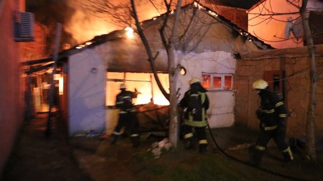 Komşusuna gitti, evi alev alev yandı