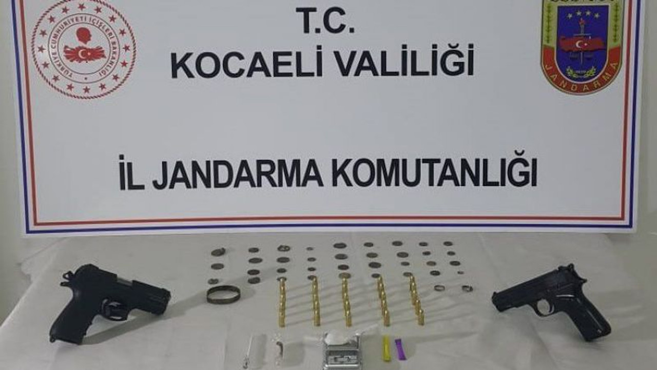 İş yerinden tarihi eser ve uyuşturucu çıktı