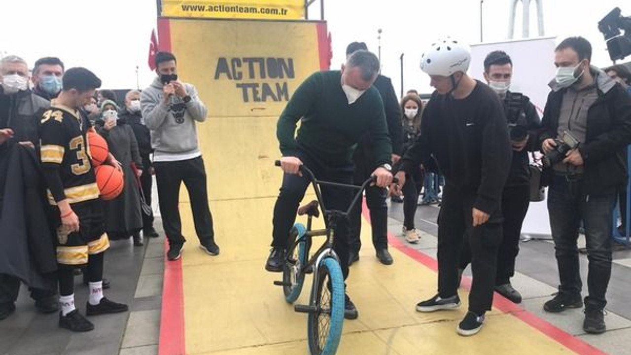Büyükakın gençlerle aksiyon bisikleti kullandı!