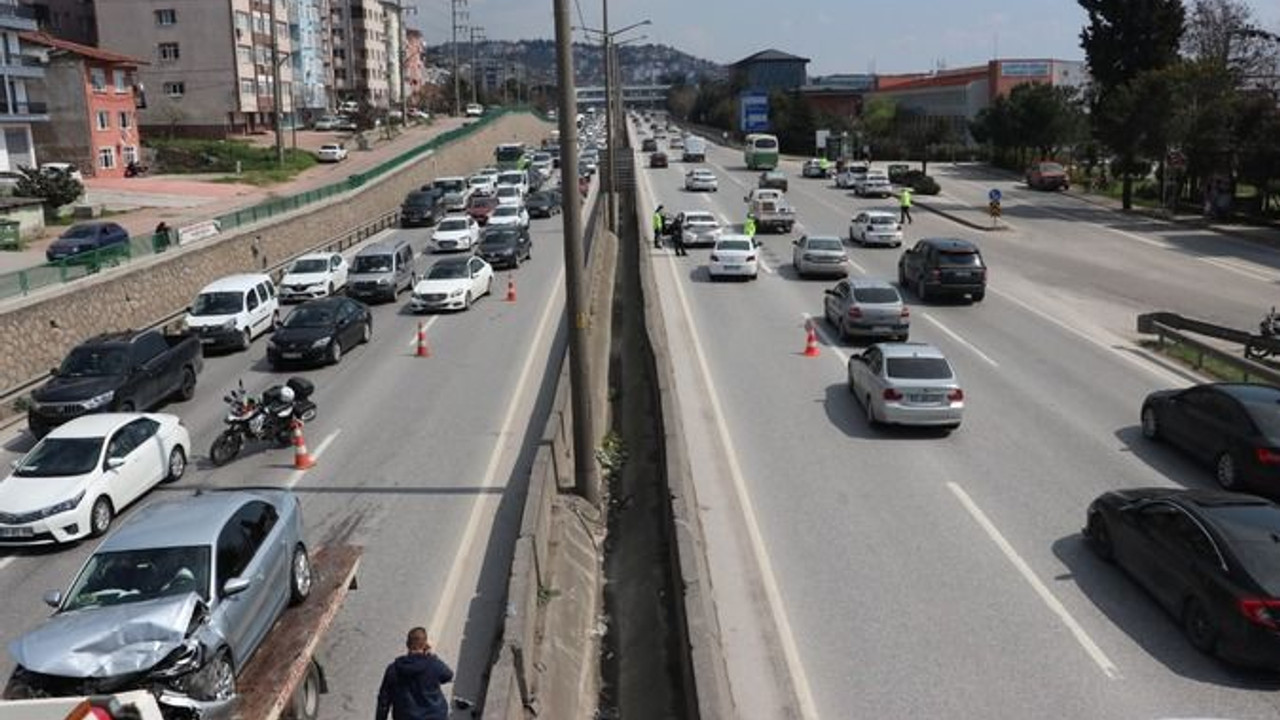D-100’deki kazayı izlerken kaza yaptılar: Yaralılar var!