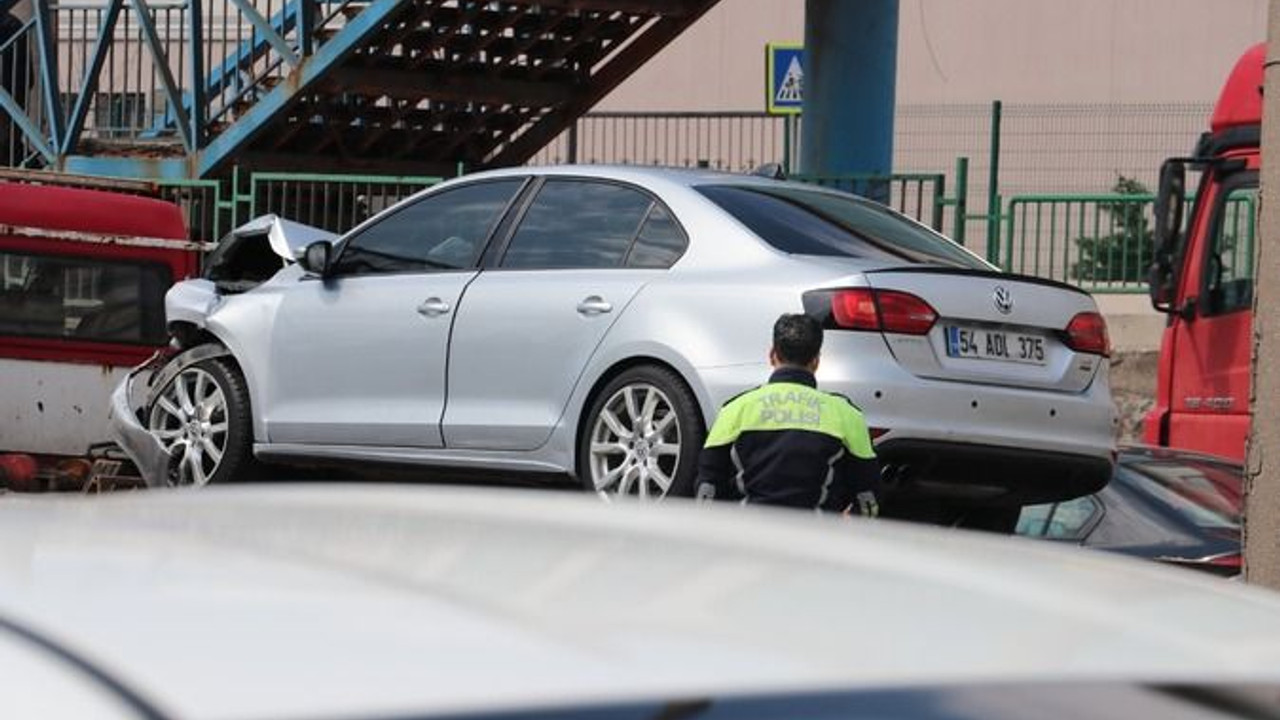 Başka bir aracın sıkıştırdığı otomobil bariyere çarptı!