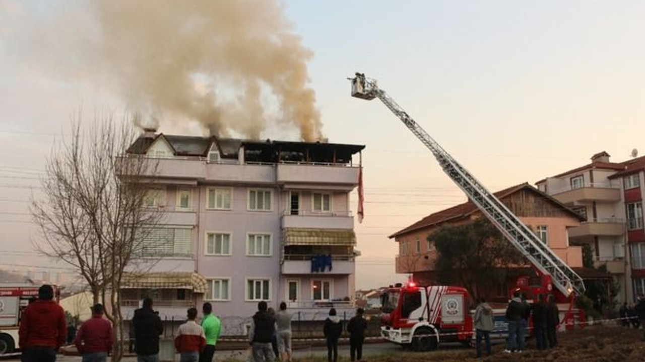 Alevlerin çatısını sardığı binada yaşayanları korna çalarak uyardı