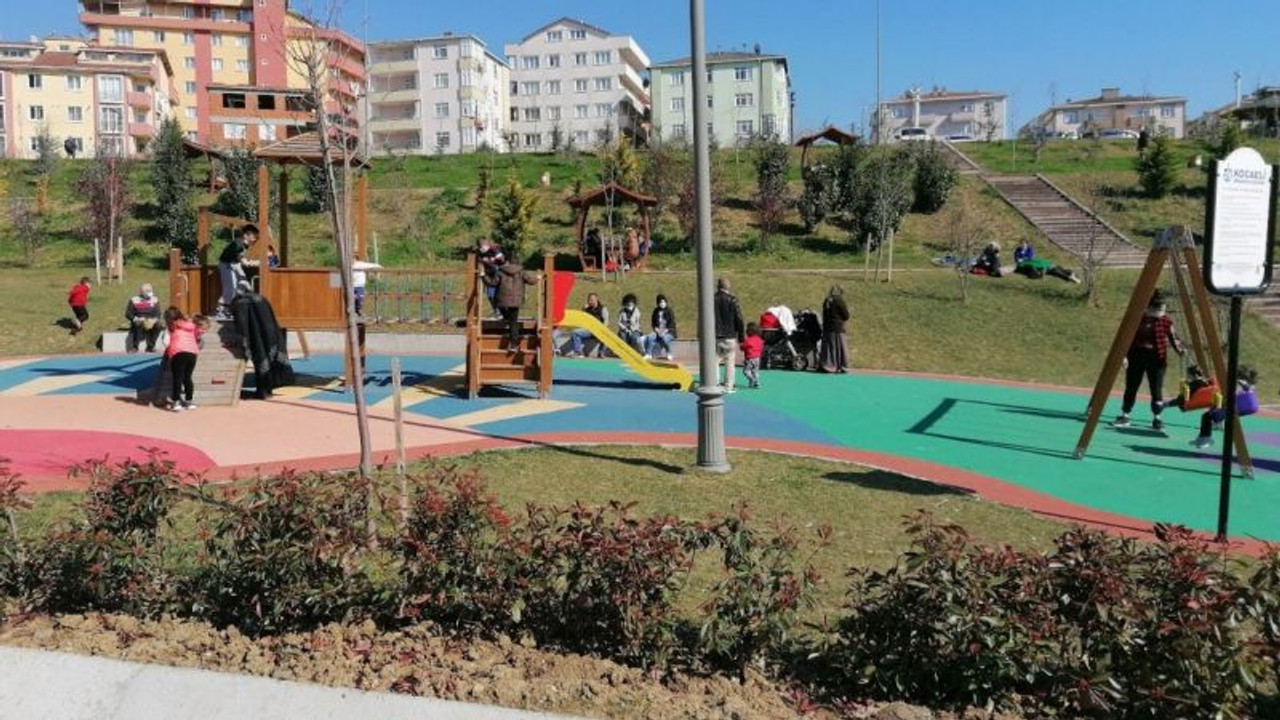 Sıcağa aldanan vatandaşlar kısıtlamayı unuttu, parkları doldurdu