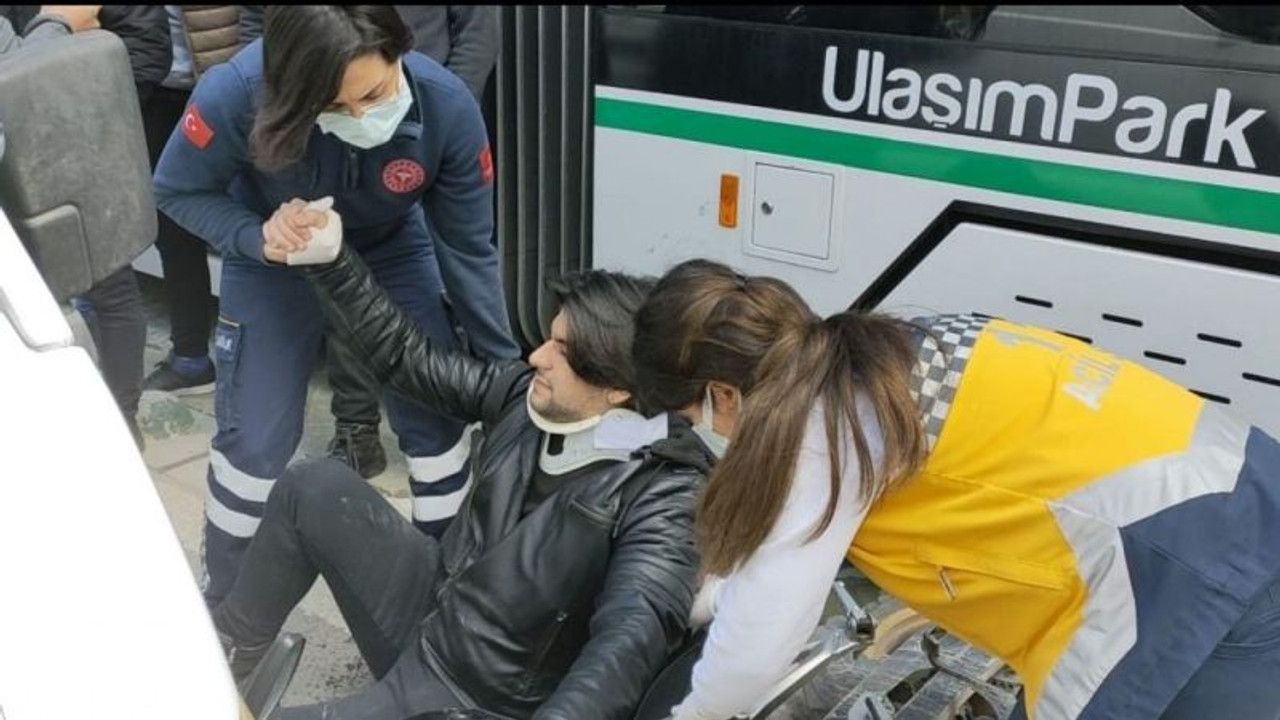 Tramvayın çarptığı motosiklet sürücüsü şans eseri kurtuldu