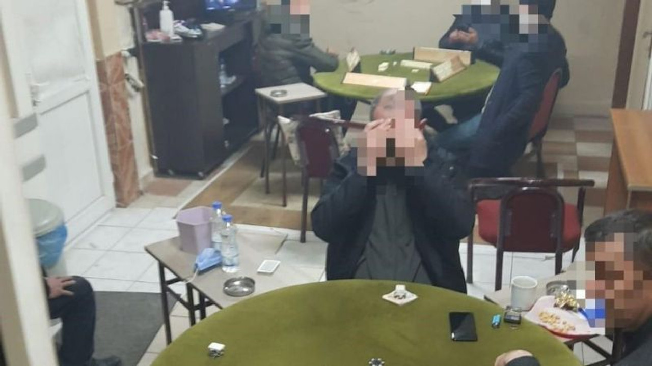 Tüm yasakları delip kumar oynarken yakalandılar