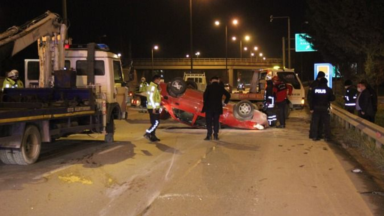 Bariyerlere çarpıp takla atan otomobil metrelerce ters sürüklendi!
