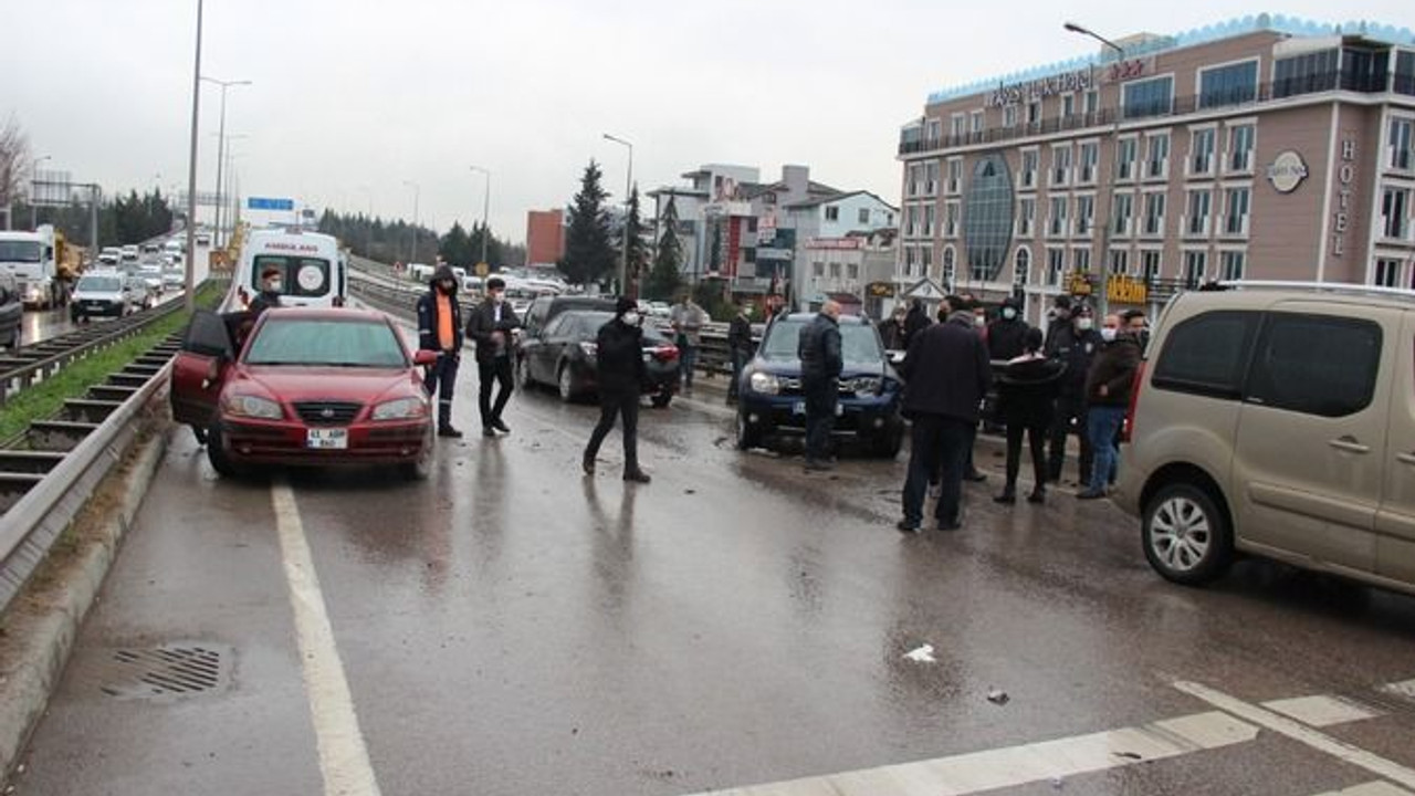 Yağış kaza getirdi...Köprü üstünde 6 araç birbirine girdi!