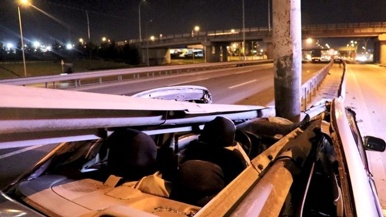Kontrolden çıkan otomobil bariyerlere ok gibi saplandı!