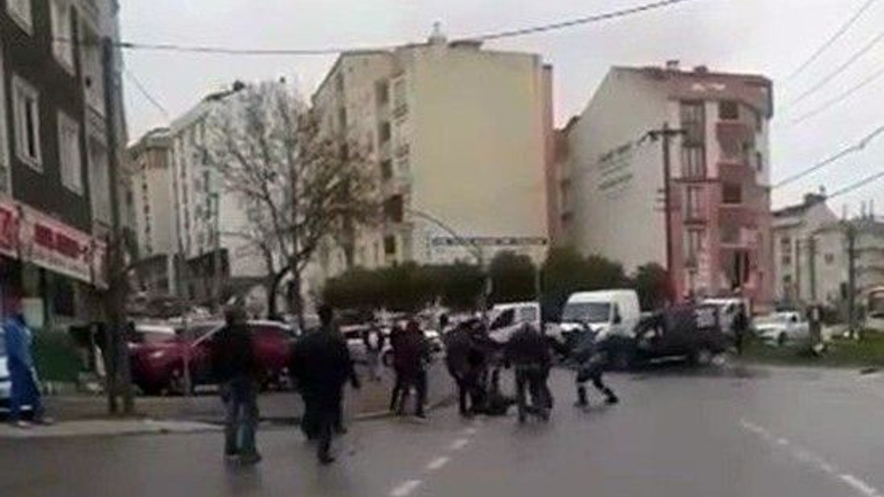 Kaza sonrası silahlar patladı, tekmeler havada uçuştu!