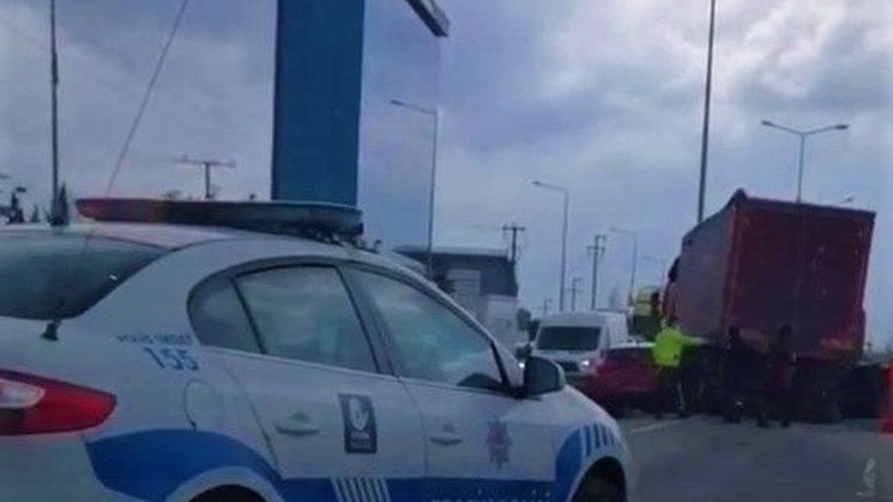 Kamyon ile otomobil karıştığı kaza D-100'ü kilitledi