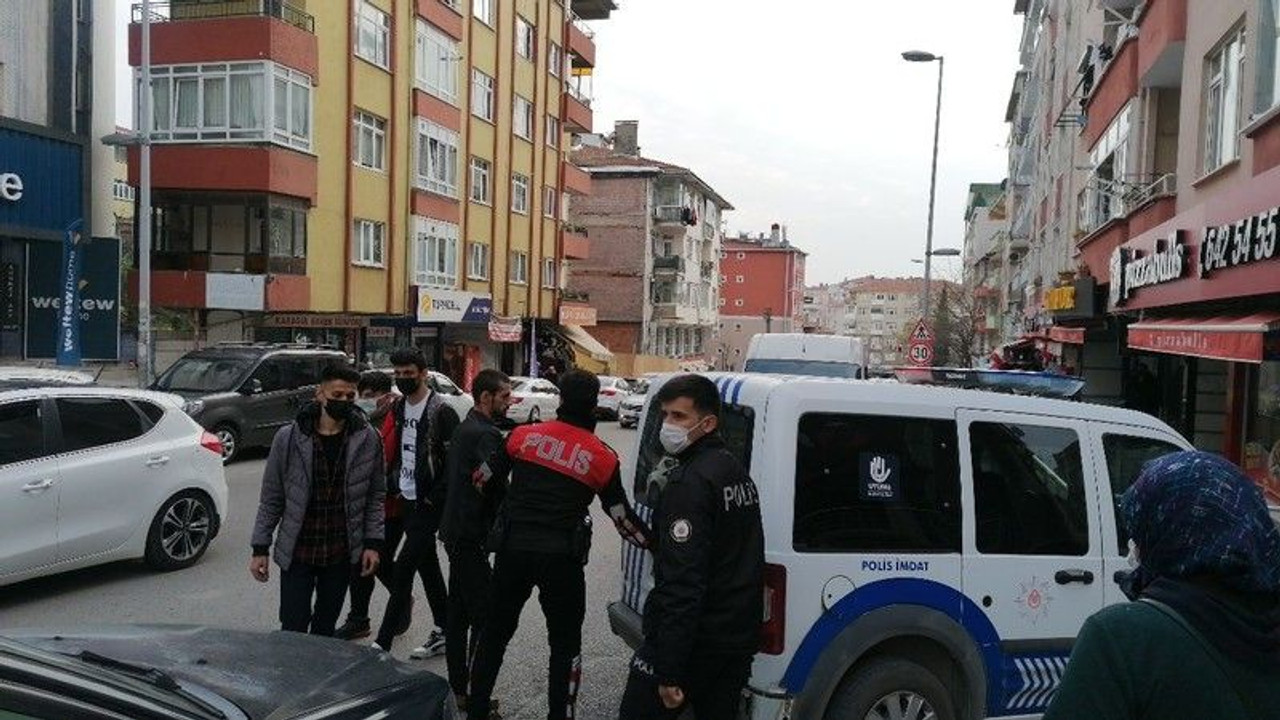 Alışveriş merkezinde silahla ateş edip, tehditler savurdu!