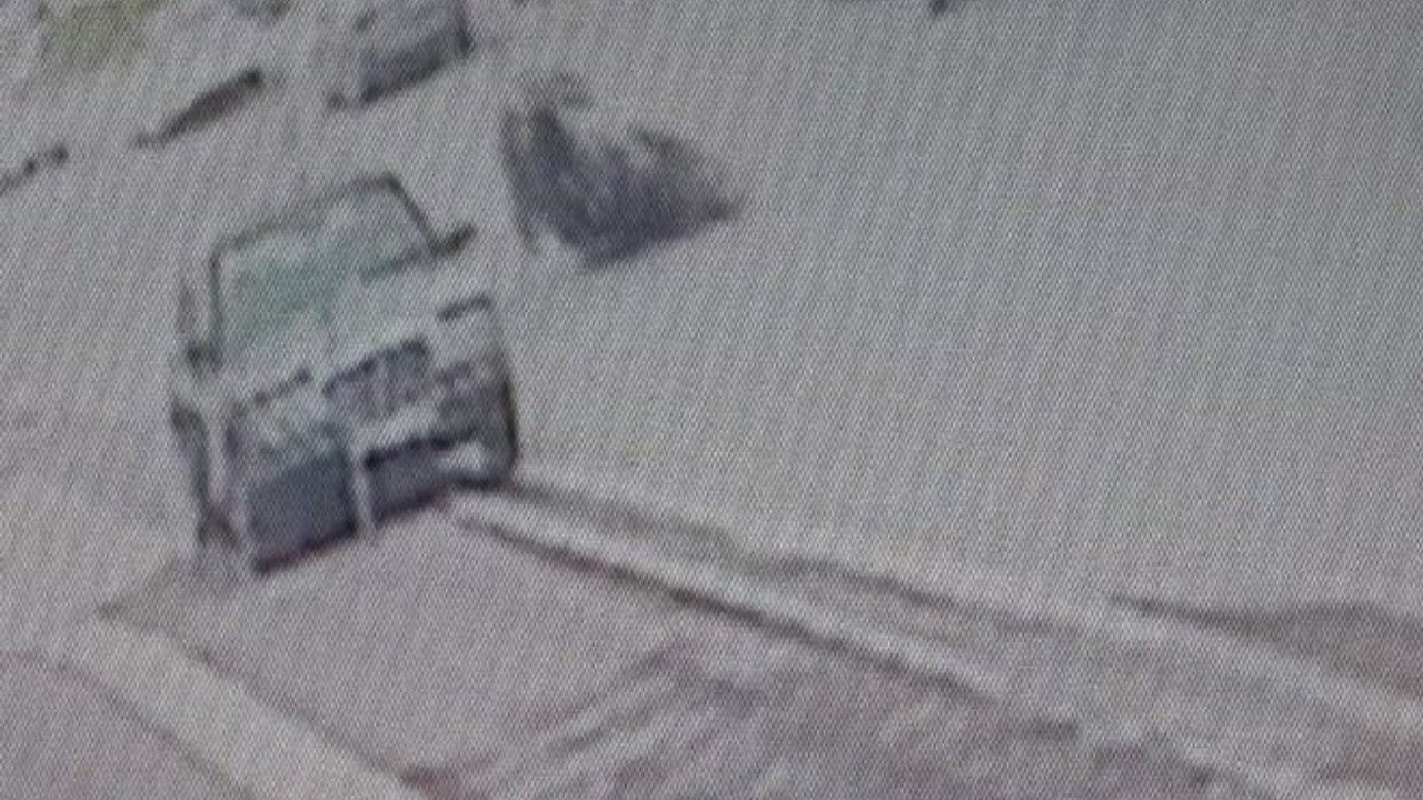 Düz yolda giderken elektrikli bisikletinden düştü