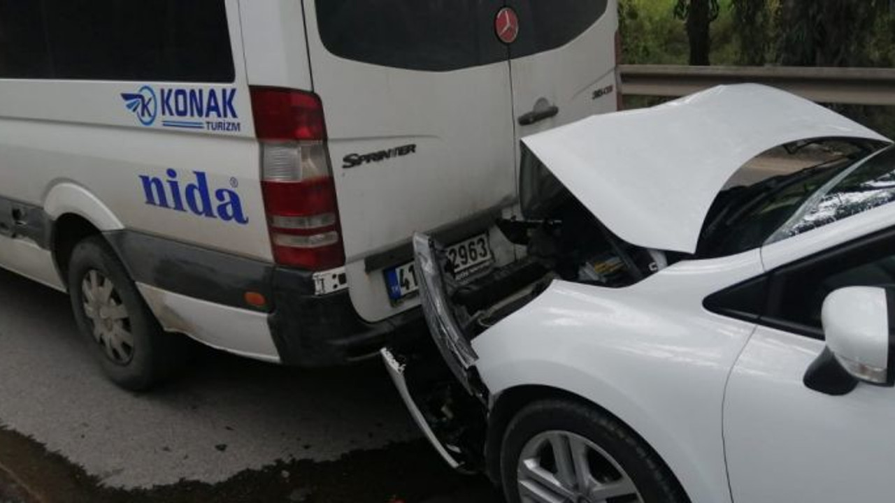 Otomobil, servis minibüsüne çarptı