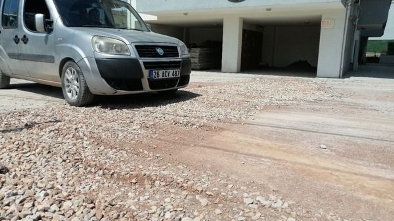 Otomobili ile çukura düştü