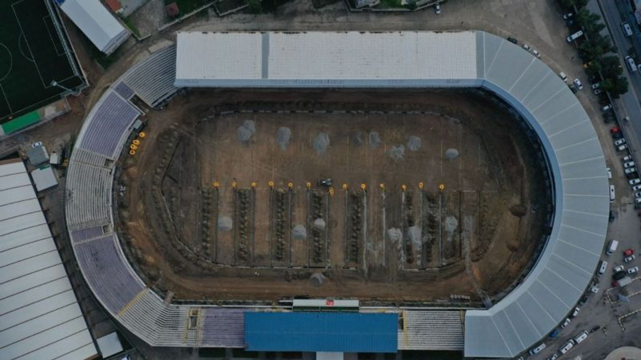 Gebze Stadı’nın zeminine drenaj hattı döşeniyor