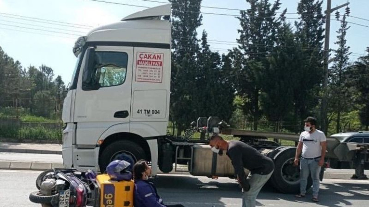 Motosikletli kurye ters yöne giren tırla çarpıştı!