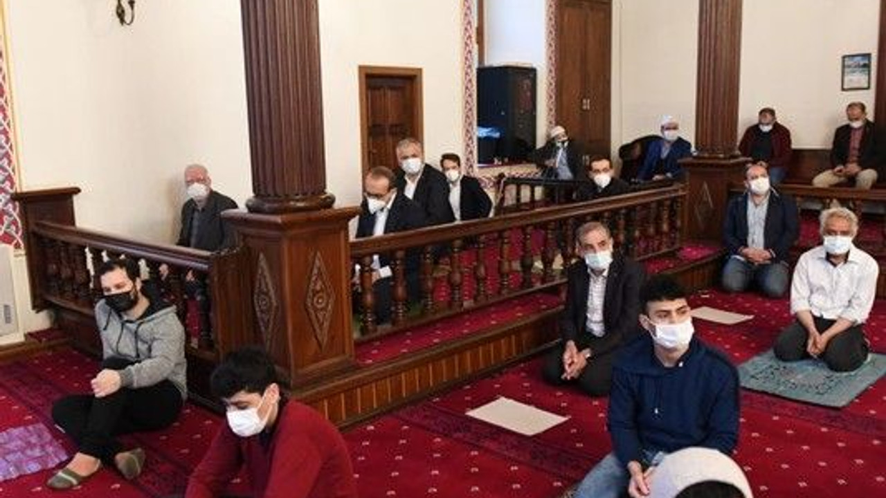 Vali Yavuz bayram namazı sonrası vatandaşlarla bayramlaştı