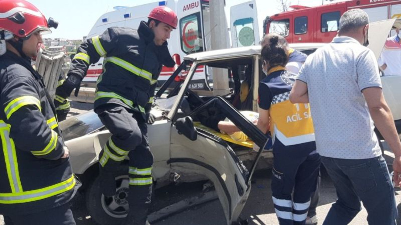 Kocaeli'de sıkışmalı kaza: 2 yaralı