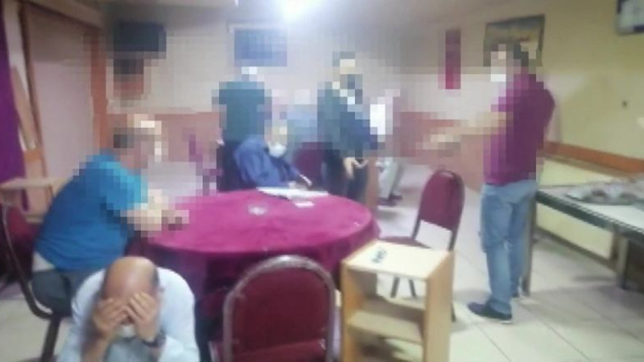 Yasakları delip kumar oynayan 24 kişi polise yakalandı