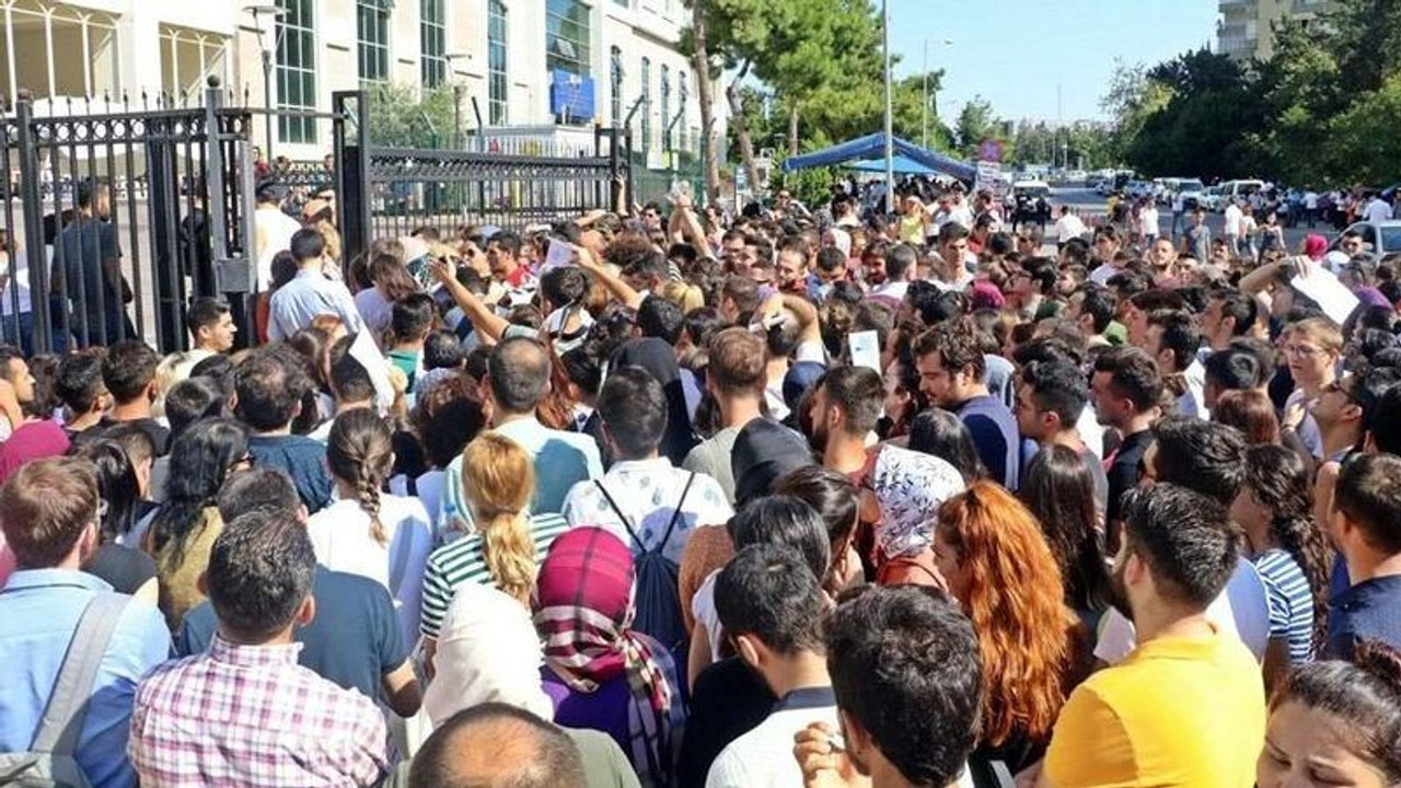 Gençlerin Türkiye’ye ilişkin umutları yok oluyor